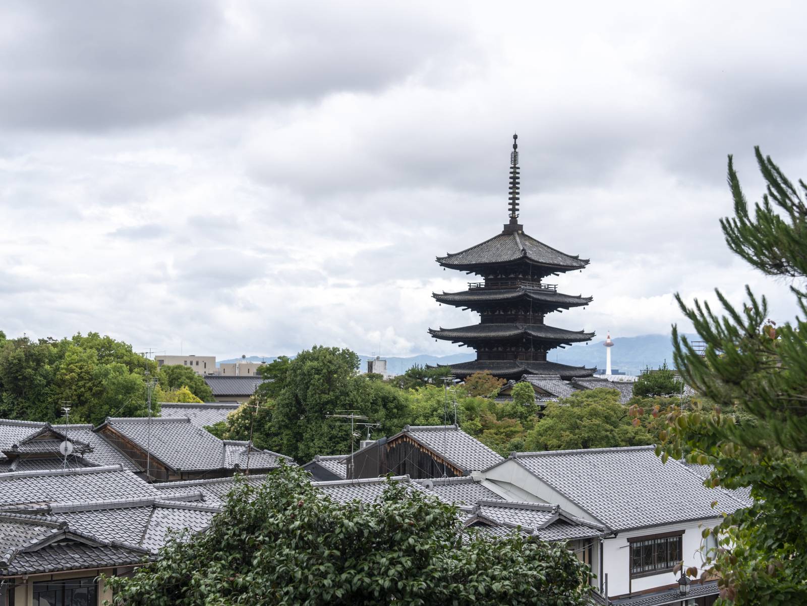 京都東山悅榕庄|八坂塔與周圍的京都瓦屋頂