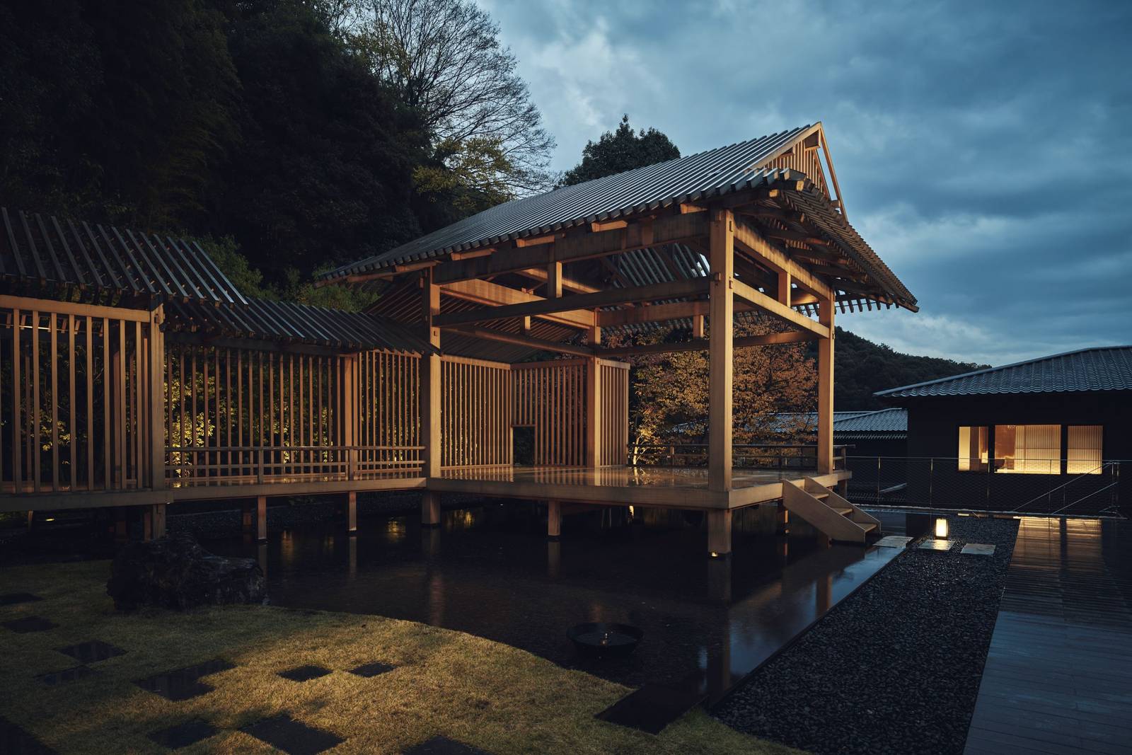 京都東山悅榕庄|夜間點燈的木構造建築與水池倒影