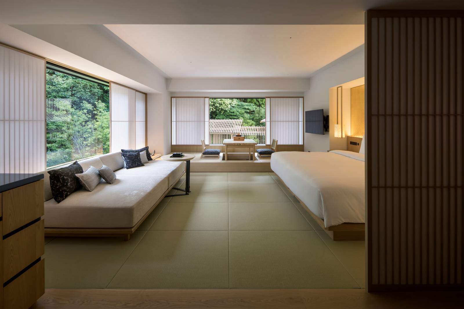 京都東山悅榕庄|Onsen Retreat 客房的床鋪與面向庭園的窗