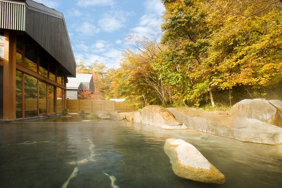 星野溫泉蜻蜓之湯露天風呂秋景