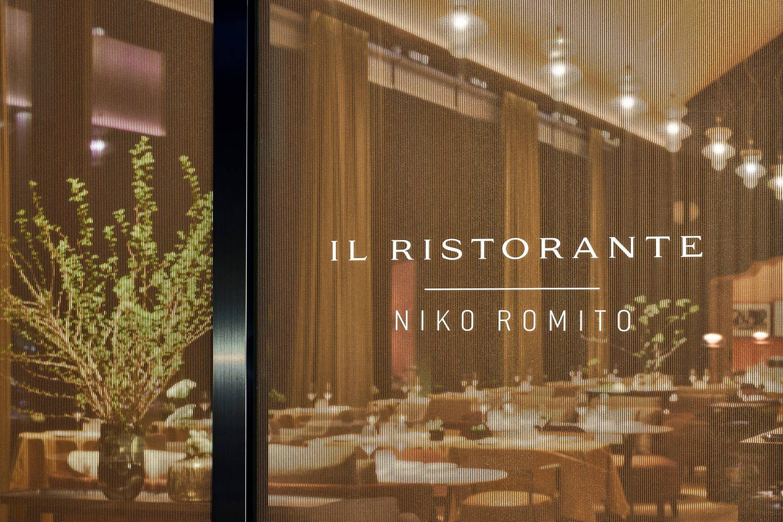 東京寶格麗酒店 Il Ristorante – Niko Romito 的玻璃門與用餐區