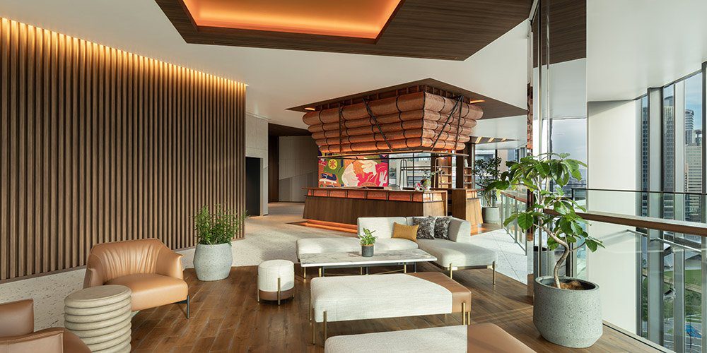 大阪梅田 Canopy by Hilton 酒店 大廳的沙發區與櫃檯