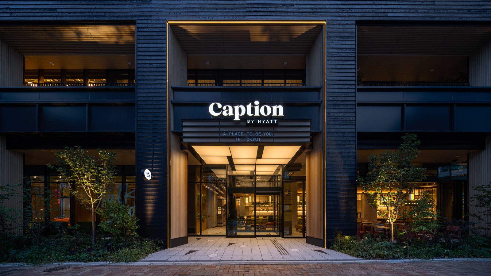 東京兜町凱悅嘉薈酒店 Caption 招牌下的飯店正門入口