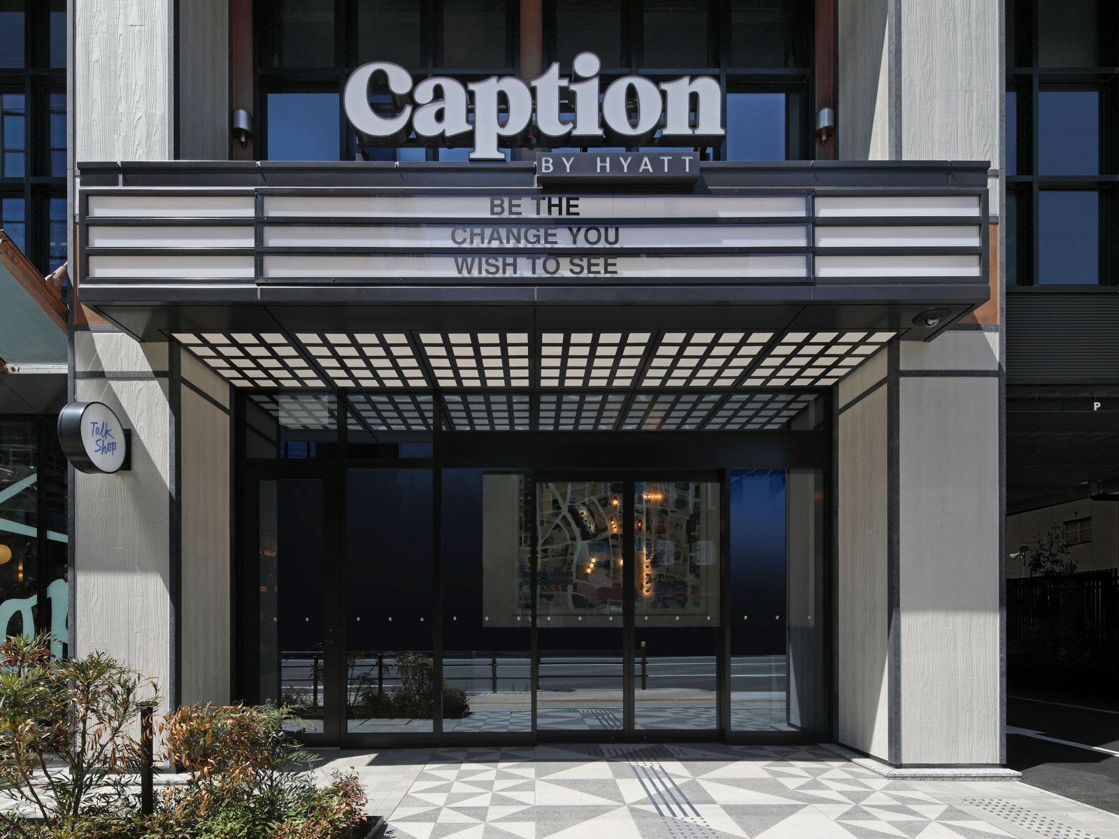 大阪難波凱悅嘉薈酒店 Caption 招牌下的正門入口