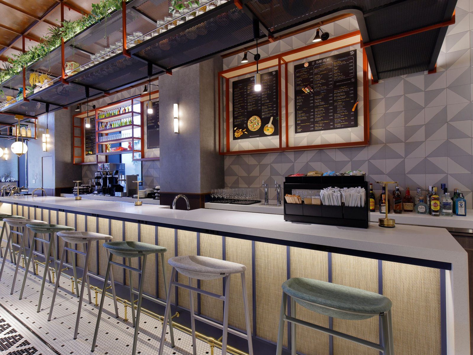 大阪難波凱悅嘉薈酒店 Talk Shop 的吧台座位與菜單板