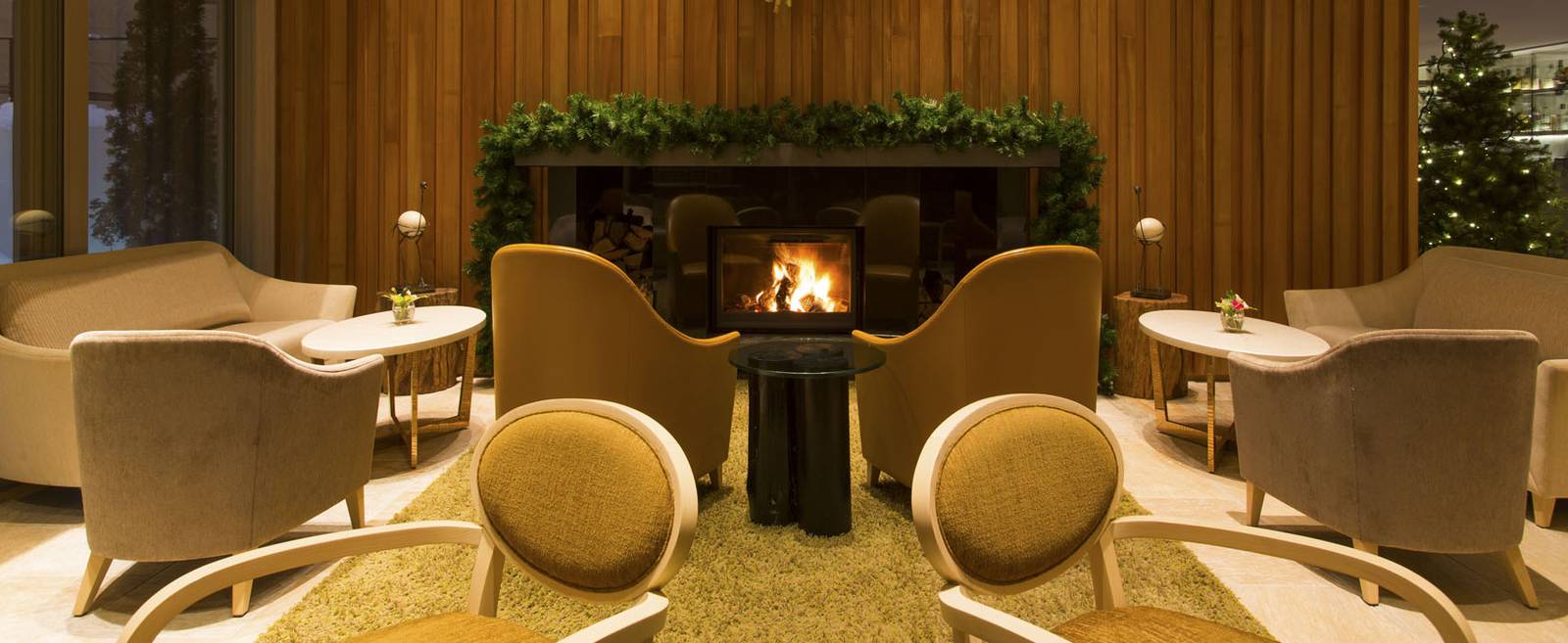 二世古比羅夫夏萊艾比酒店 Après Lounge 的壁爐與沙發座