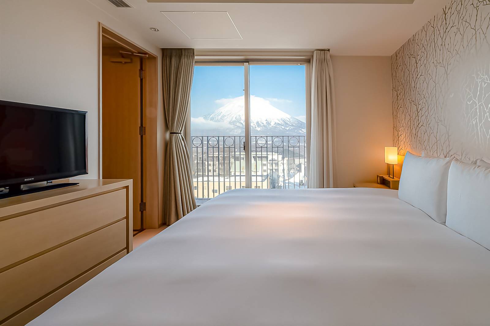 二世古比羅夫夏萊艾比酒店 Grand Deluxe Onsen Suite 臥室與陽台窗景