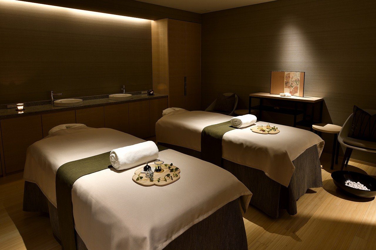 北海道定山溪夏萊艾比酒店 NIKUR Spa 的雙人療程室