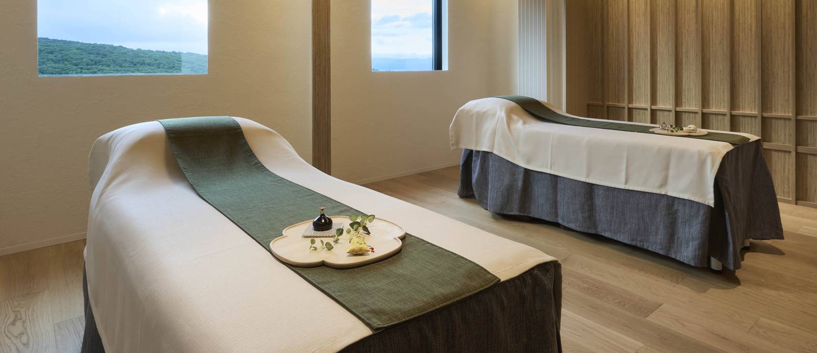 二世古花園夏萊艾比酒店｜NIKUR Spa 面窗的按摩床療程室