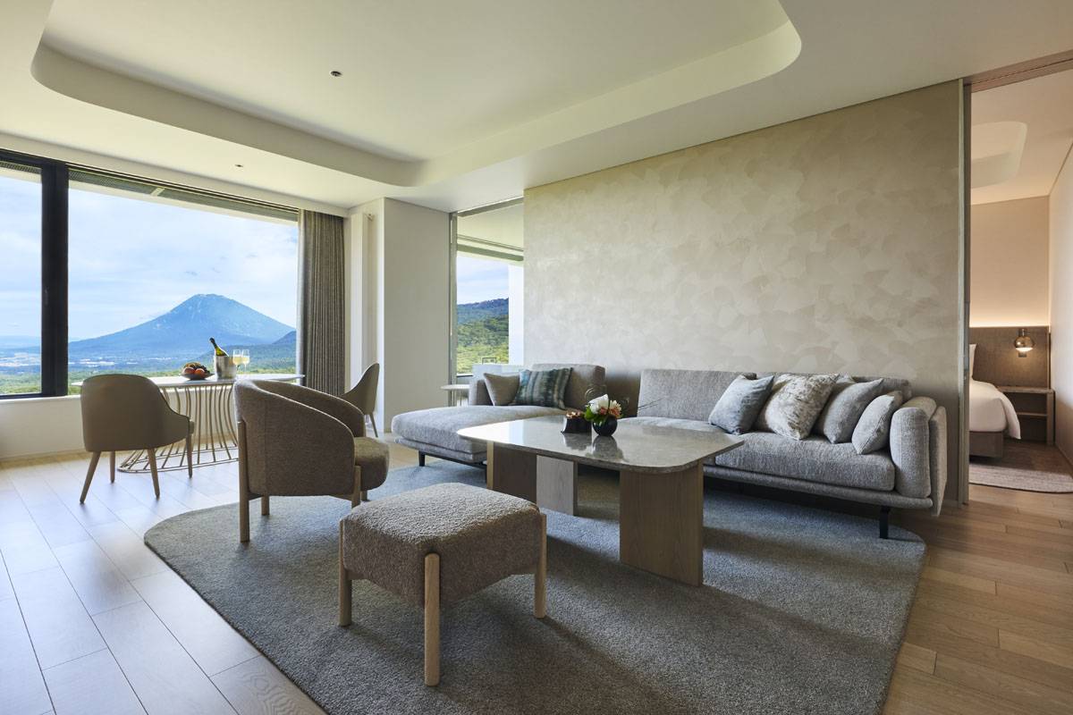 二世古花園夏萊艾比酒店 Onsen Suite 客廳與窗外羊蹄山