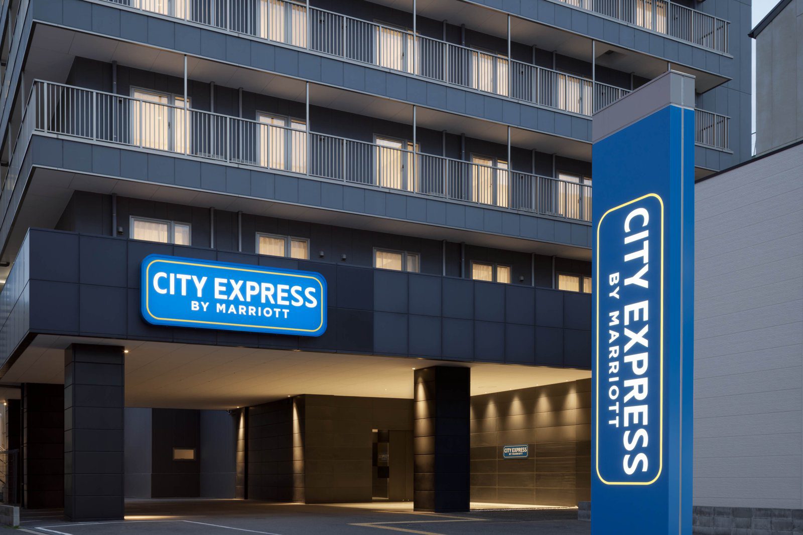 大阪難波南 City Express by Marriott 夜晚的飯店入口與 CITY EXPRESS 招牌