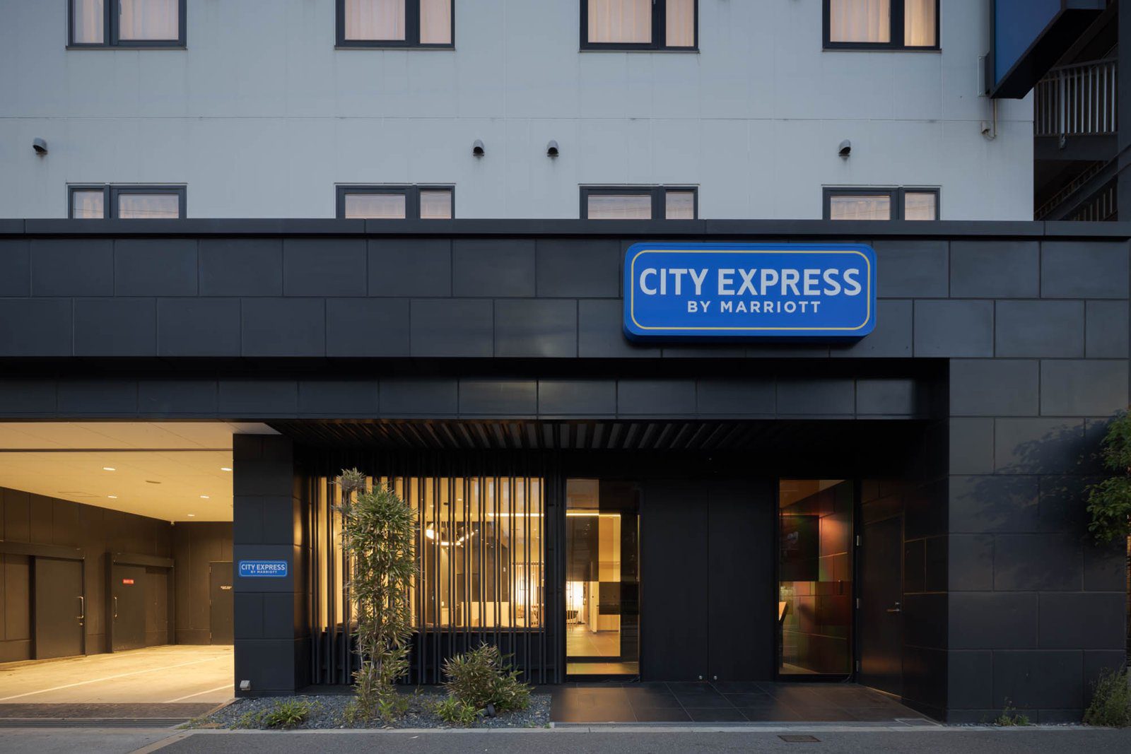 大阪新今宮 City Express by Marriott 飯店入口與 CITY EXPRESS 招牌