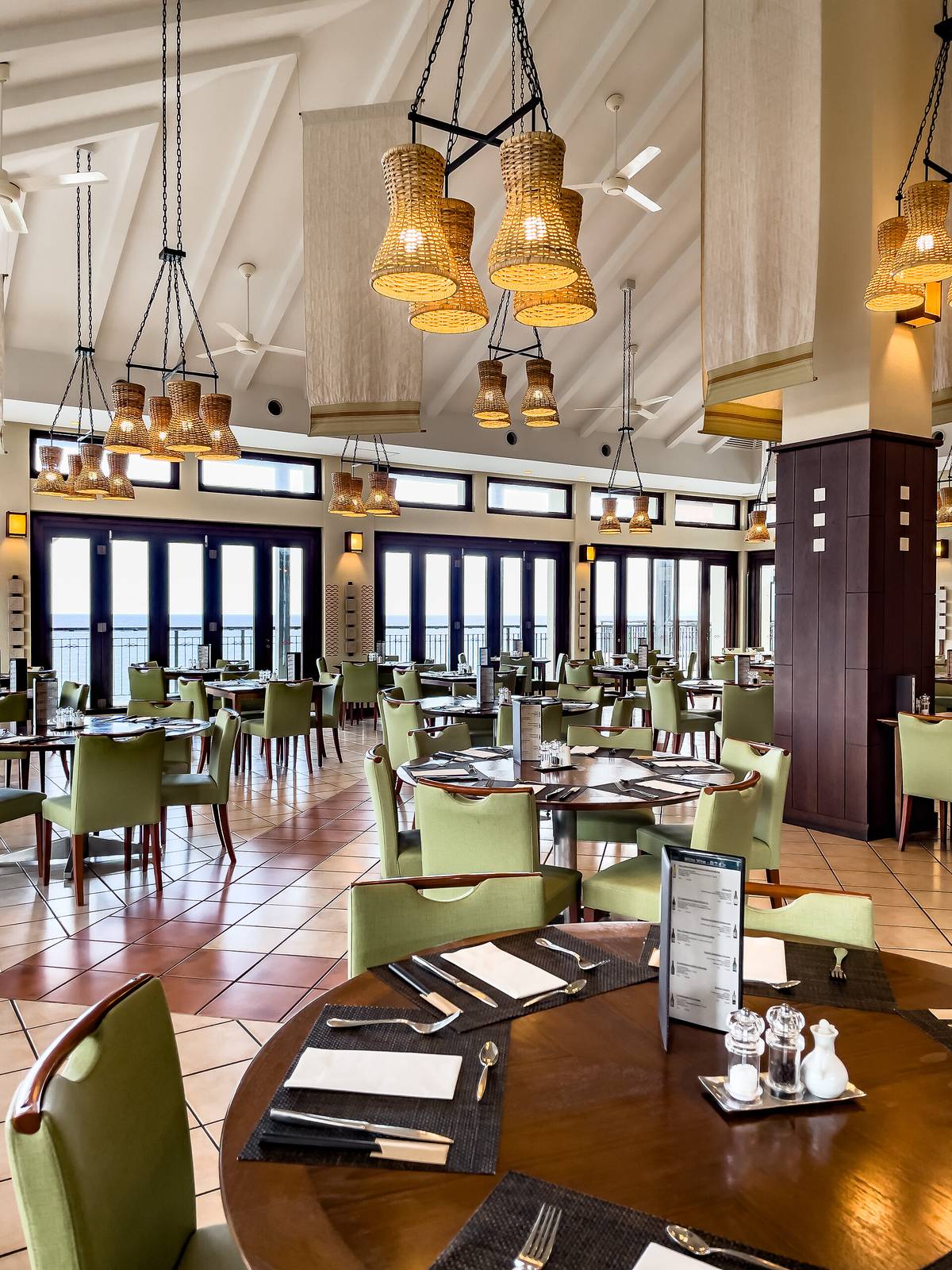 石垣島川平 Club Med 度假村｜主餐廳的用餐區、木質天花與面海的窗