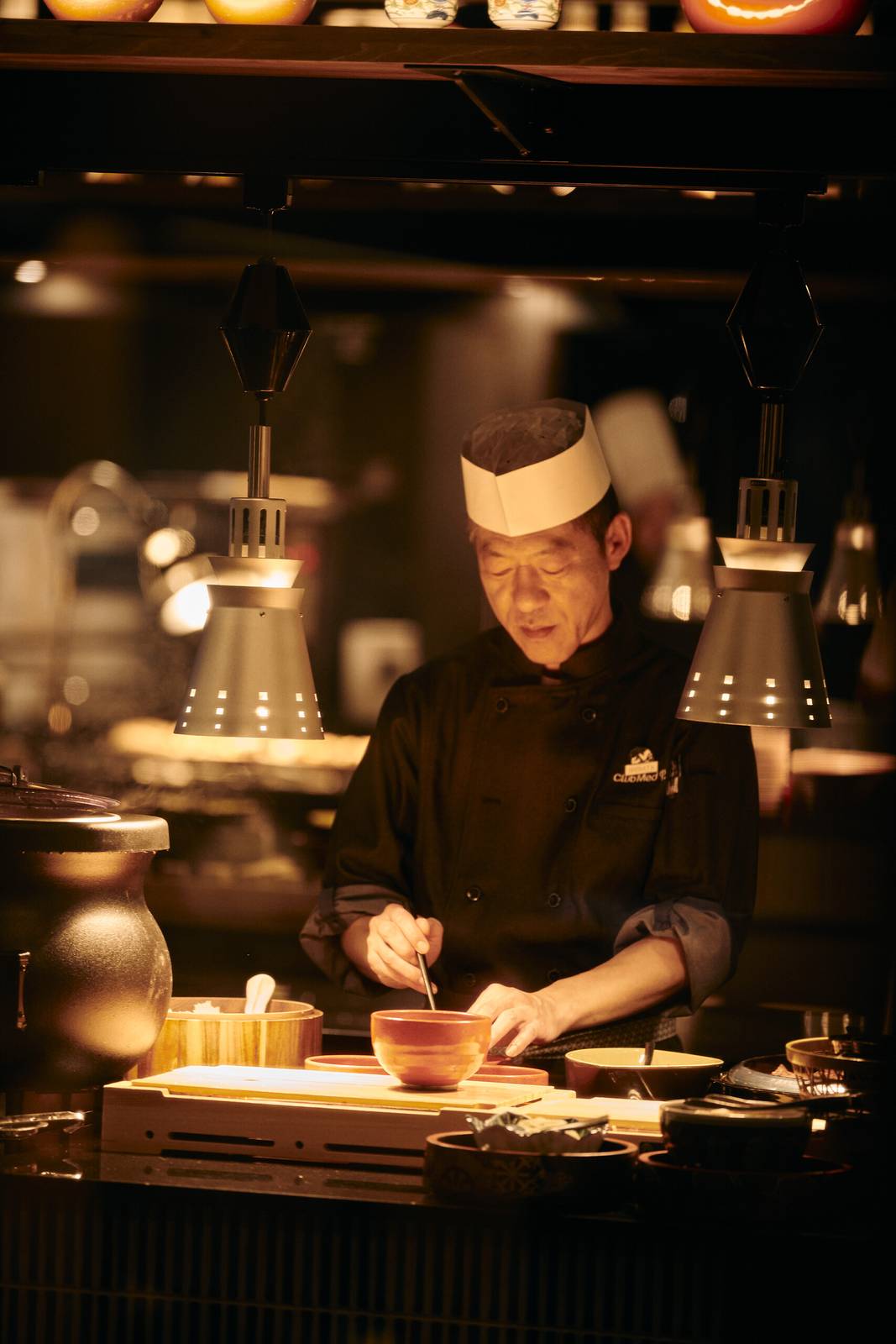 石垣島川平 Club Med 度假村｜料理檯後正在準備餐點的廚師