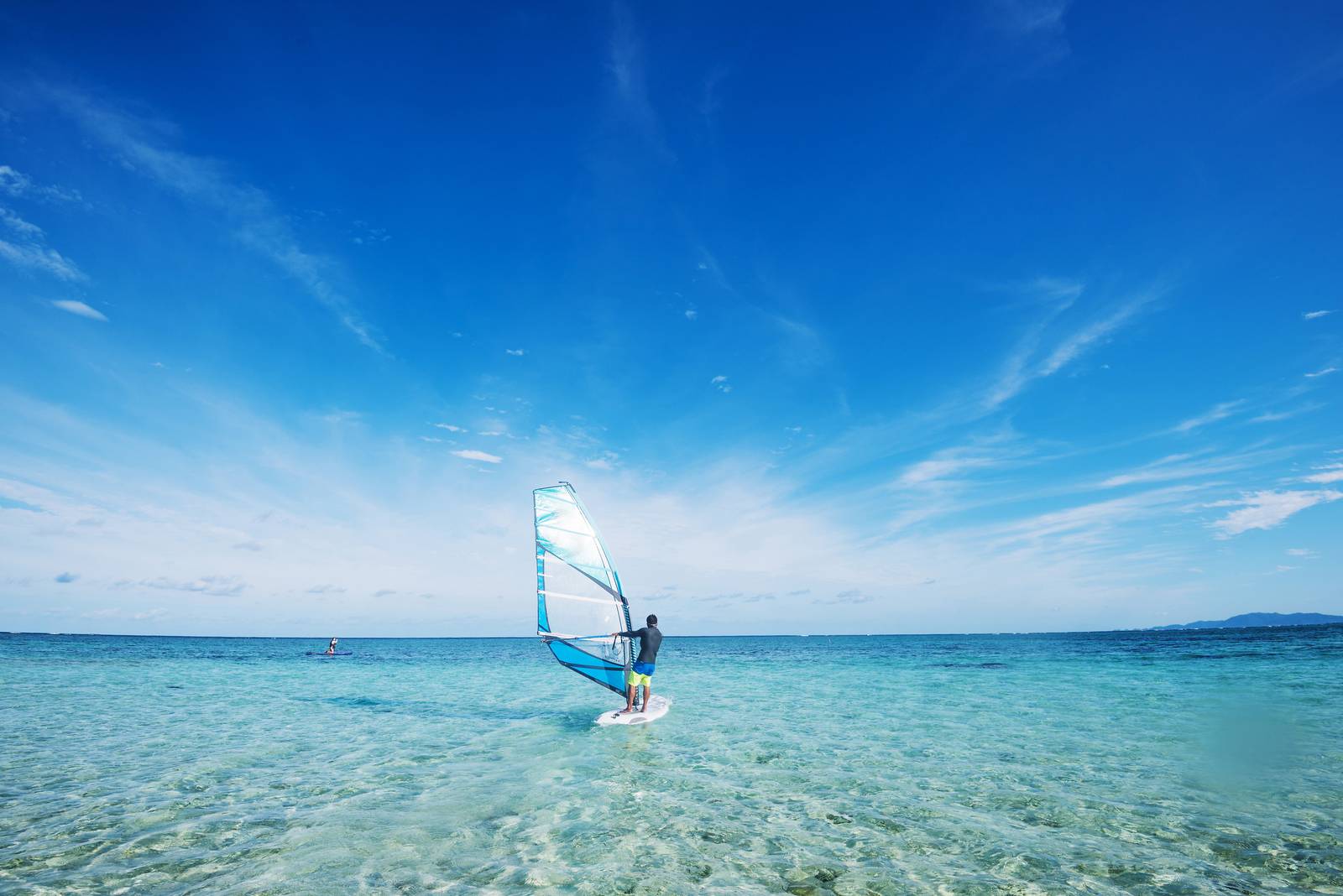 石垣島川平 Club Med 度假村｜一人在川平灣的淺海上玩風帆