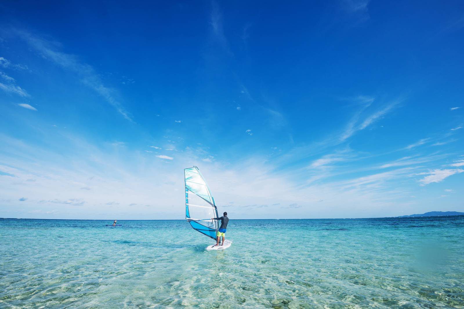 石垣島川平 Club Med 度假村 在透明淺海上玩風帆的住客