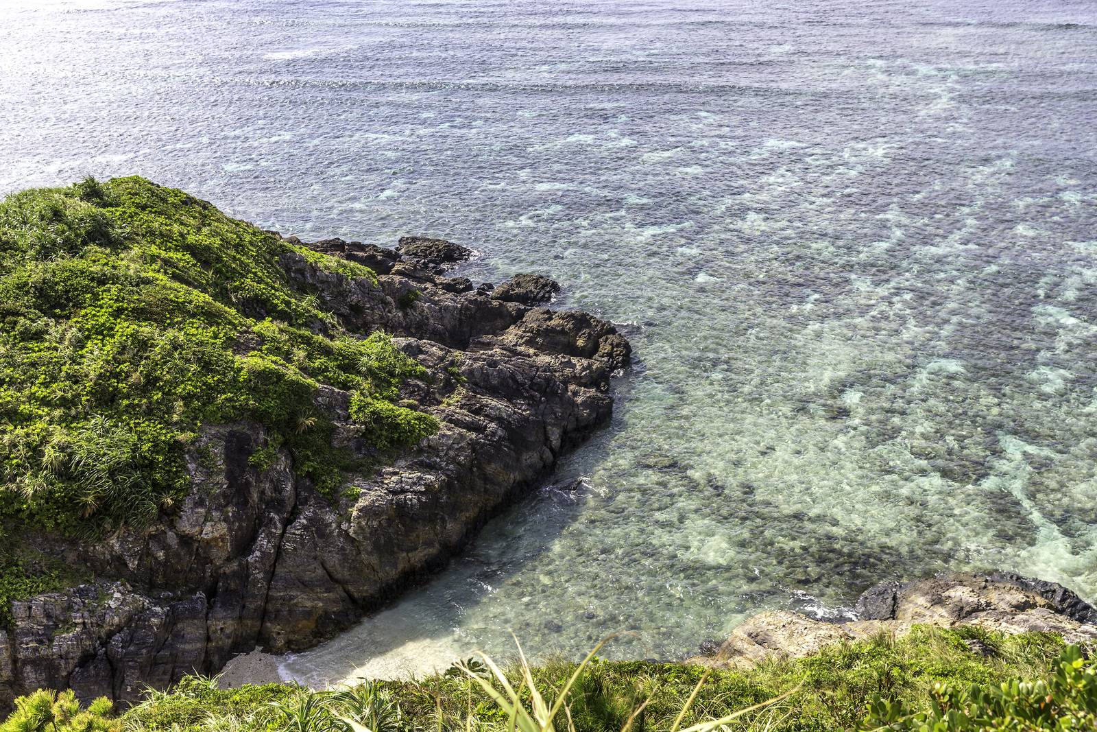 石垣島川平 Club Med 度假村｜川平一帶的岩岸、珊瑚礁與海面