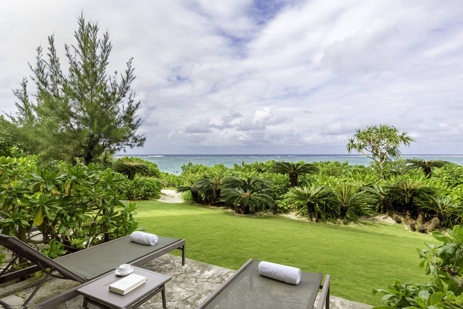 石垣島川平 Club Med 度假村｜園區草坪、樹木與遠方的海面