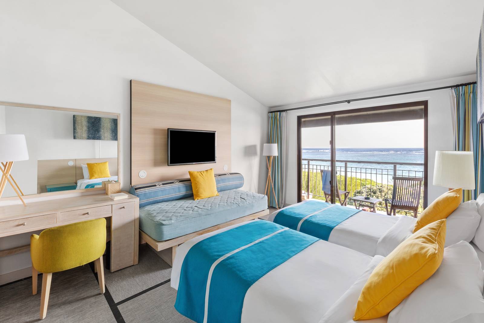 石垣島川平 Club Med 度假村｜Deluxe 海景客房的雙床、黃色座椅與窗外海面