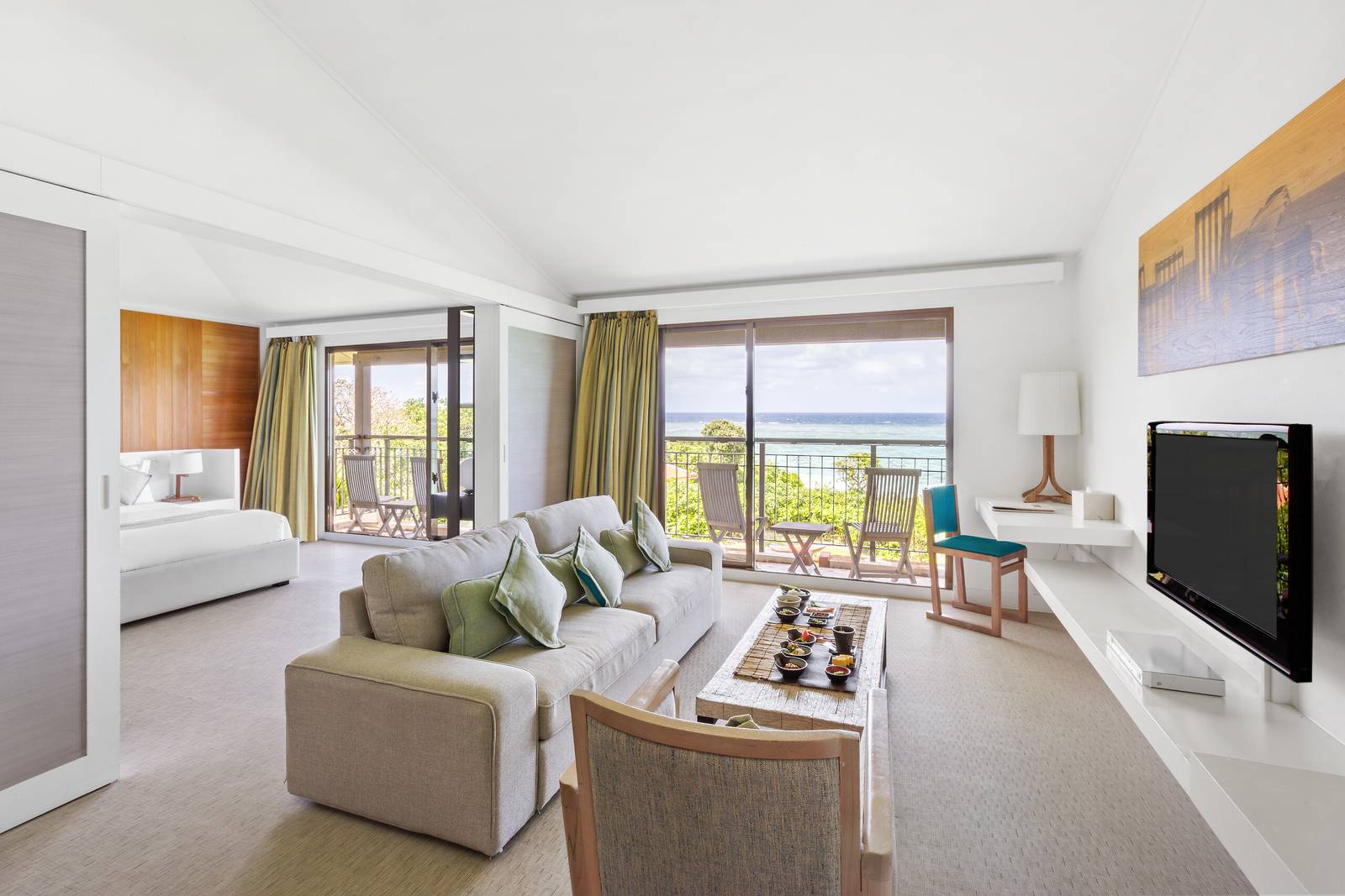 石垣島川平 Club Med 度假村｜Suite 起居區的沙發與海景窗