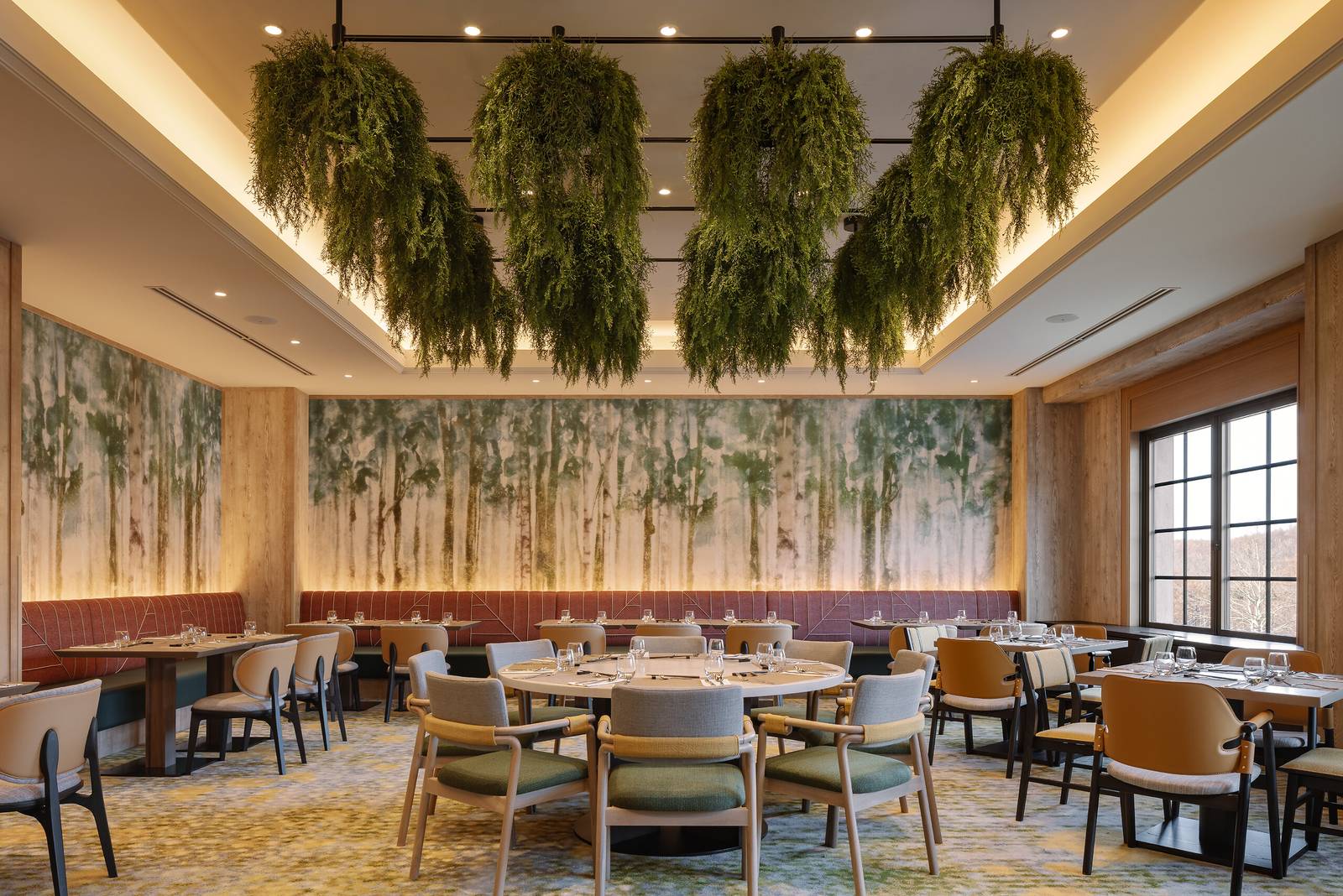 北海道喜樂樂 Grand 滑雪度假村｜主餐廳的吊掛植栽、餐桌與森林主題壁畫