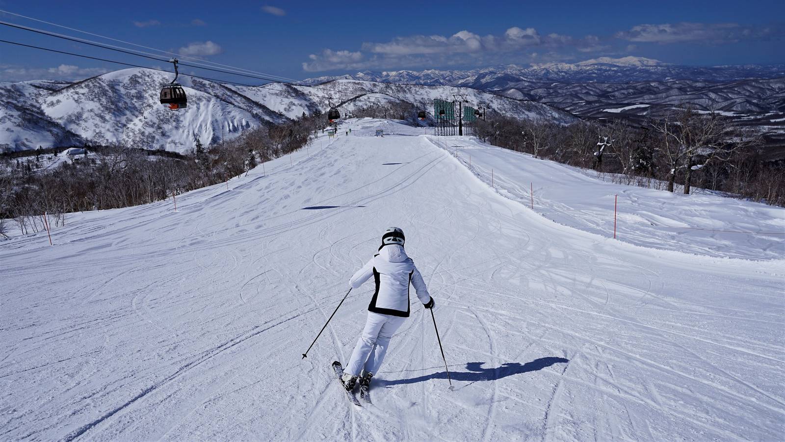 北海道喜樂樂 Grand 滑雪度假村｜滑雪者在喜樂樂的雪道上滑降