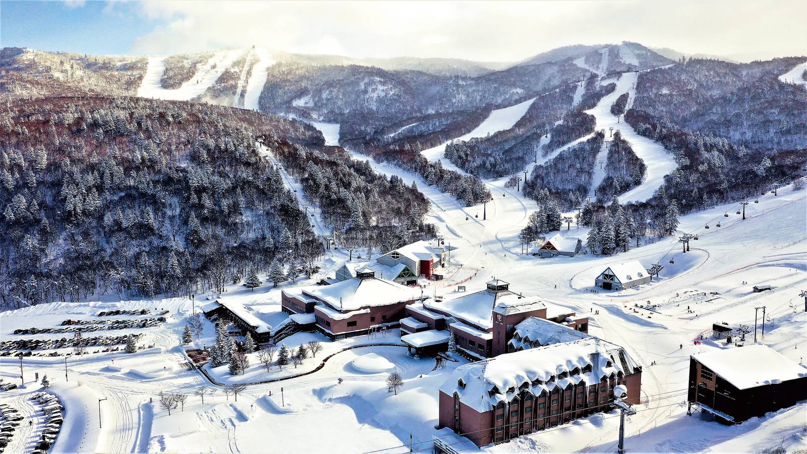北海道喜樂樂 Grand 滑雪度假村｜喜樂樂雪場的雪道、纜車線與山谷中的建築空拍