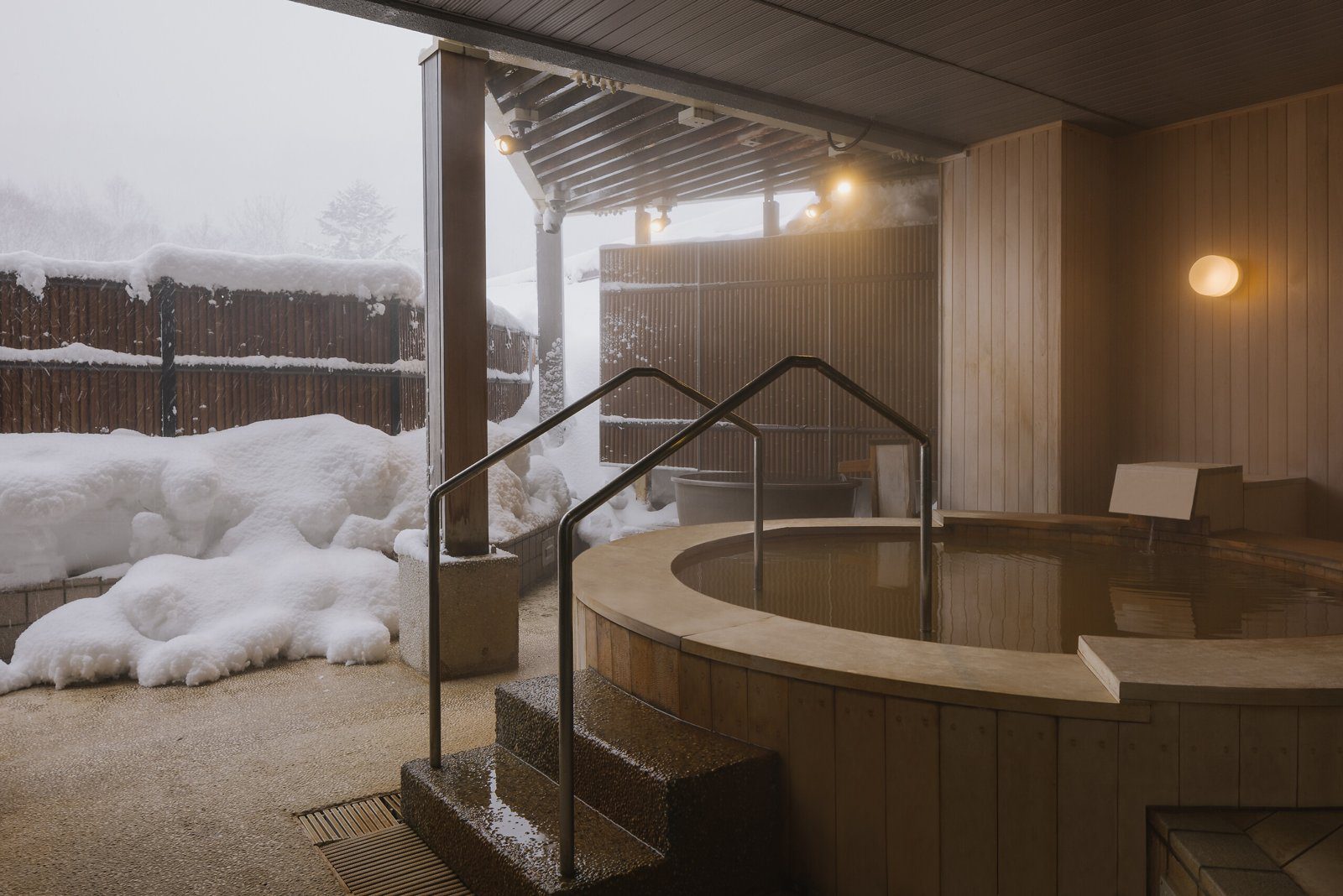 北海道喜樂樂 Peak 滑雪度假村 積雪圍繞的戶外露天木造浴池