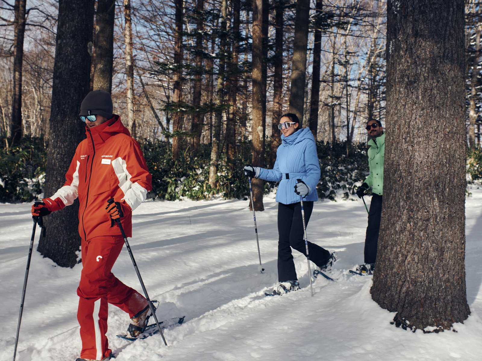 北海道佐幌滑雪度假村 教練帶隊穿雪鞋走在樹林間