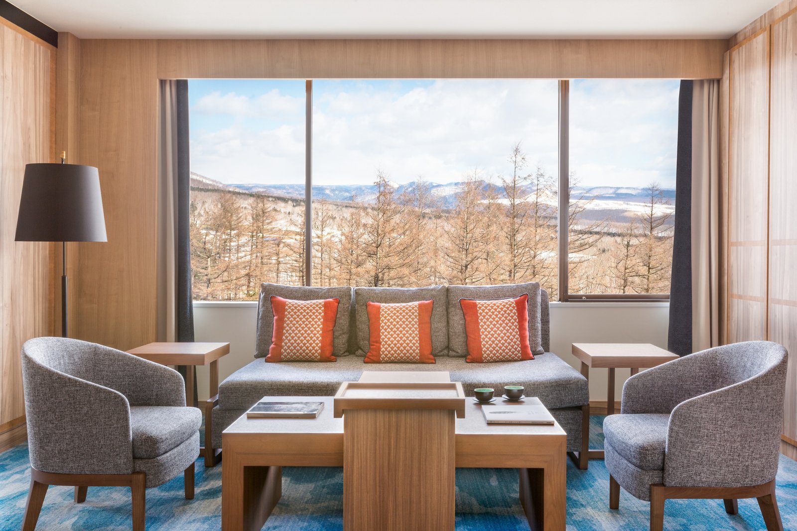 北海道佐幌滑雪度假村 山景套房客廳的沙發與整面窗景