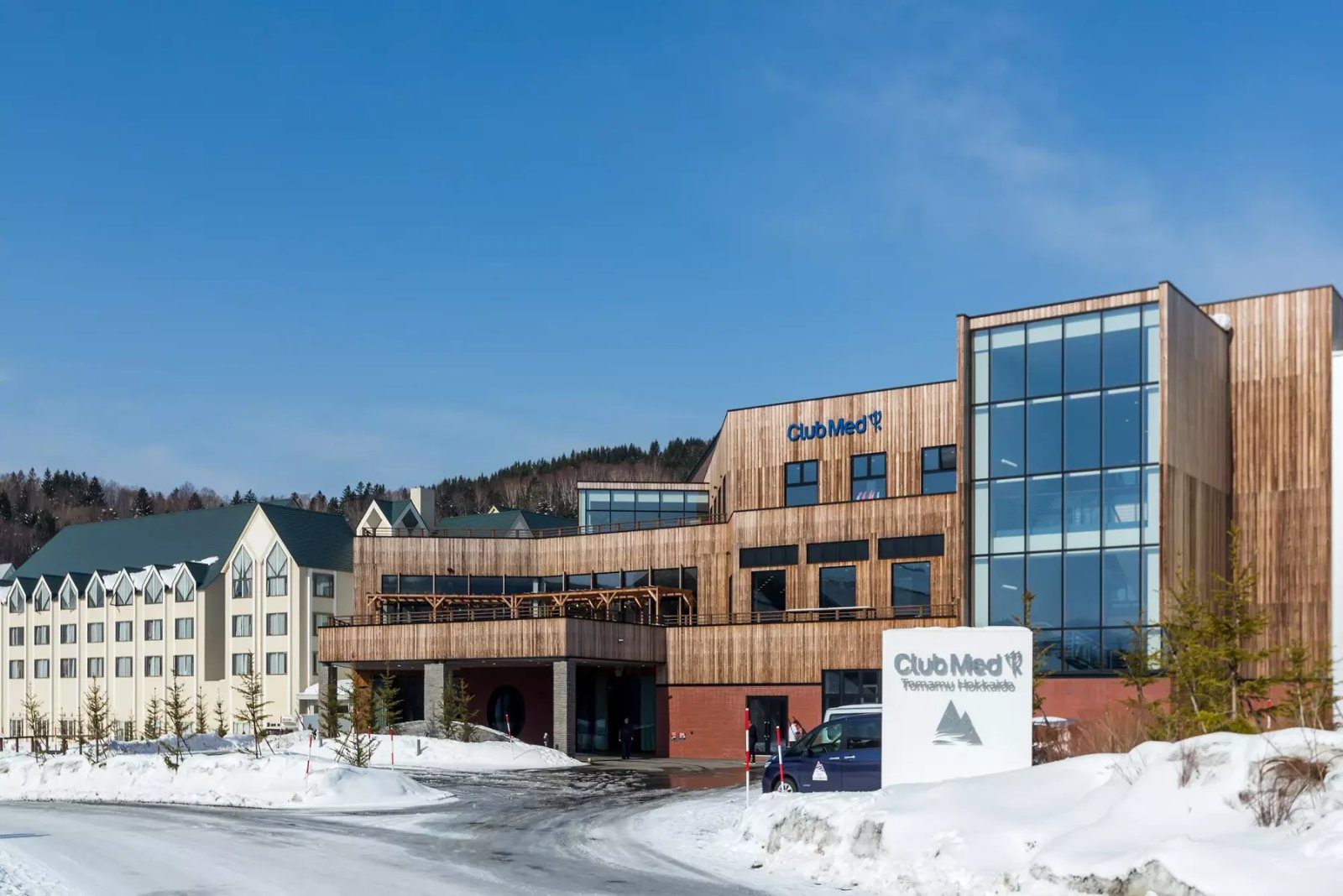北海道 Tomamu 滑雪度假村 掛著 Club Med 招牌的度假村入口與雪地