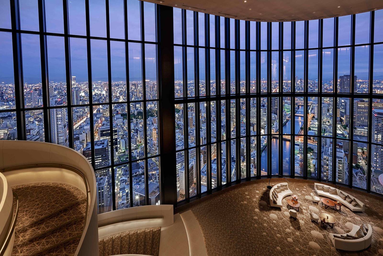 大阪康萊德酒店 高樓弧形窗外的大阪夜景