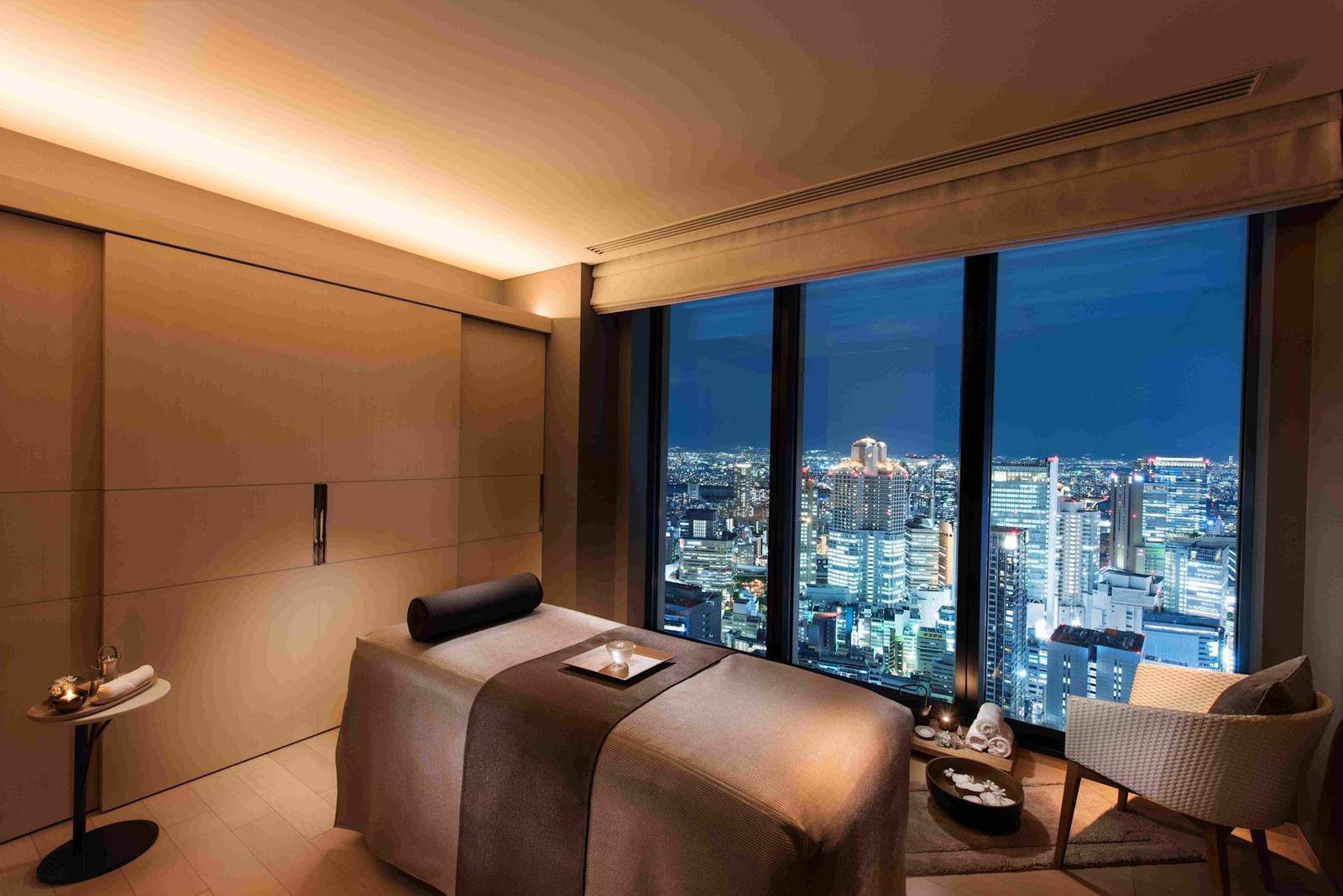 大阪康萊德酒店 Spa 療程室與窗外夜景