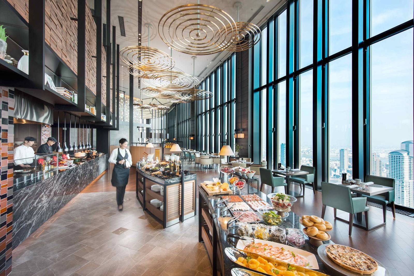 大阪康萊德酒店 Atmos 自助餐台與窗邊座位