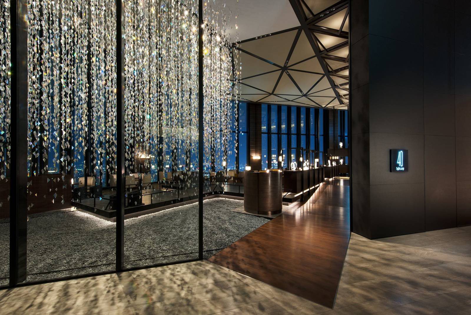 大阪康萊德酒店 40 Sky Bar & Lounge 入口的水晶簾與高樓窗景