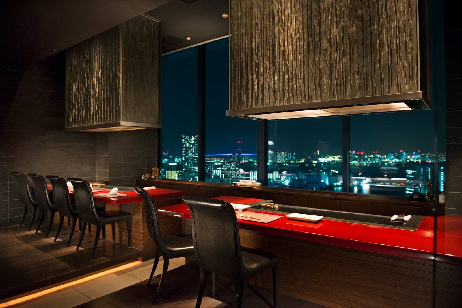 東京康萊德酒店 風花鐵板燒吧台與窗外東京灣夜景
