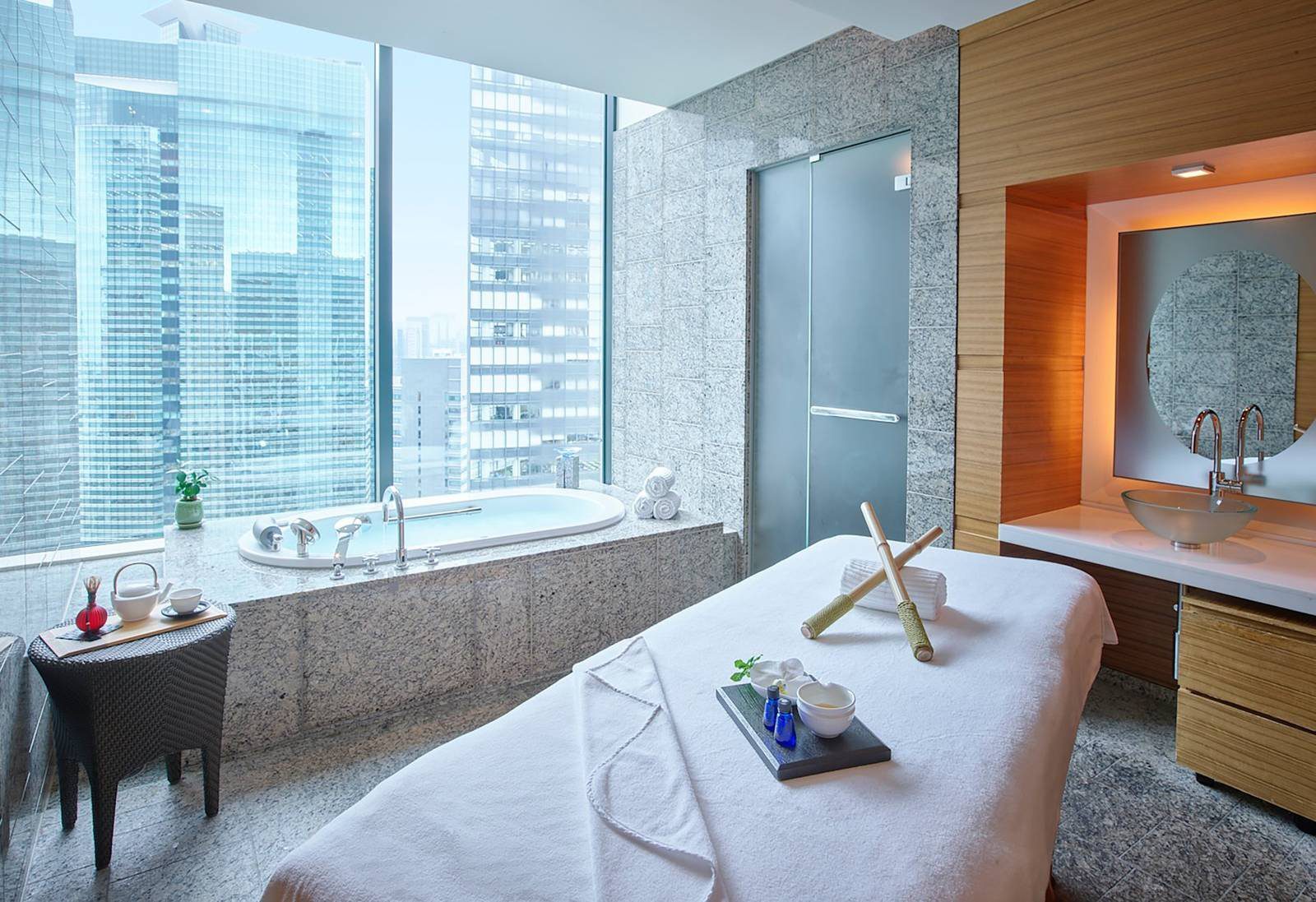 東京康萊德酒店 水月 Spa 療程室的按摩床與浴缸