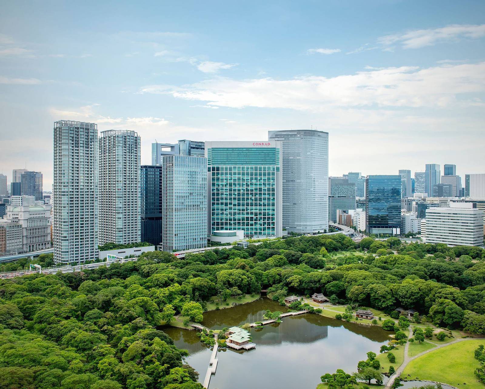 東京康萊德酒店 從高處俯瞰濱離宮恩賜庭園的水池、綠地與汐留高樓群