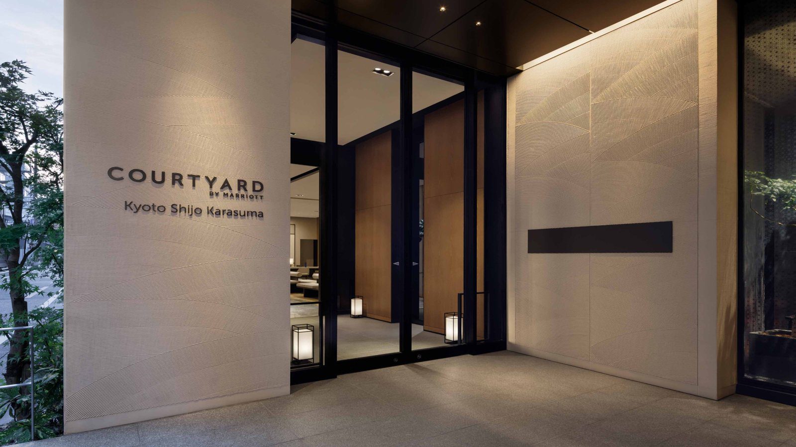 京都四條烏丸萬怡酒店 飯店入口與 COURTYARD 館名牆