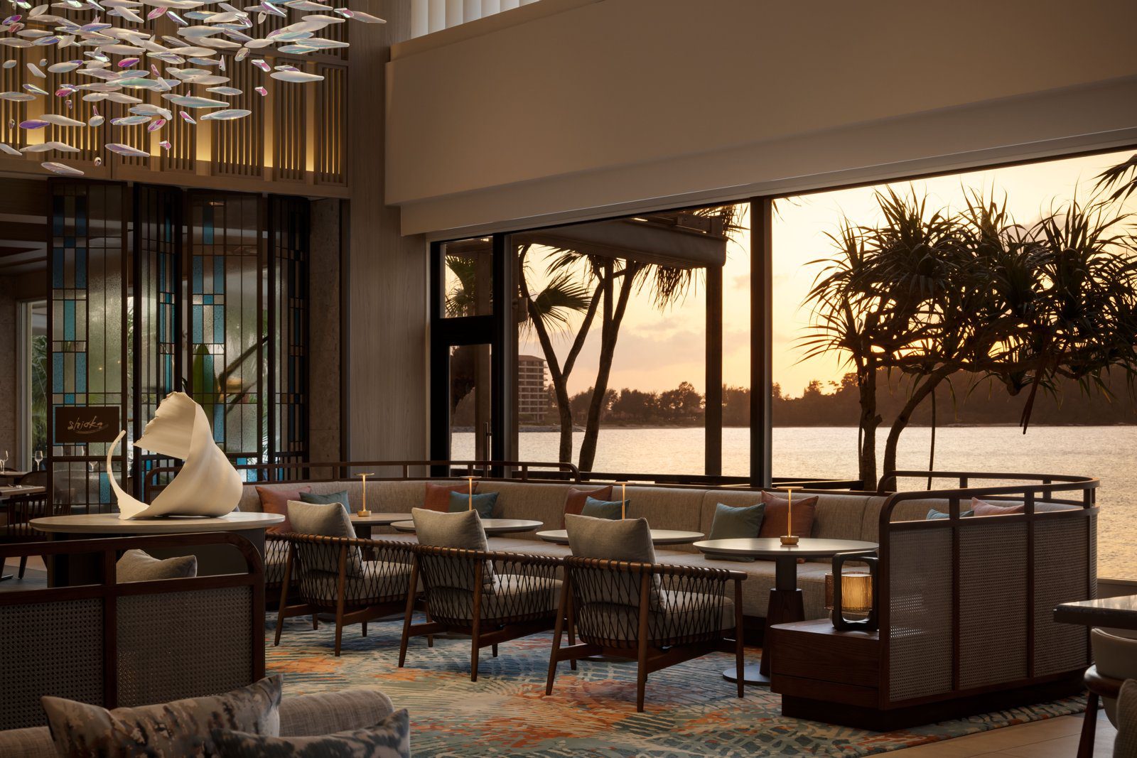 沖繩萬怡度假酒店 THE LOUNGE 的魚群吊飾與黃昏窗景