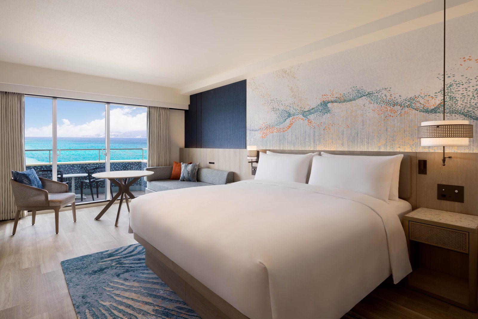沖繩萬怡度假酒店 海景大床房的沙發區與陽台