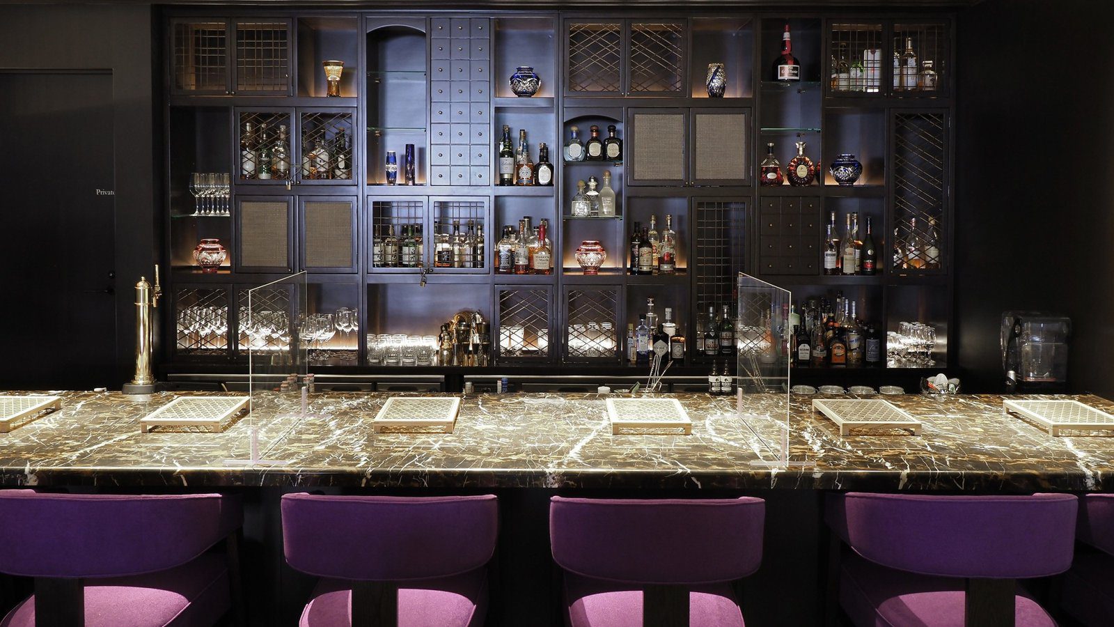 Dhawa 悠洛 京都 紫色高腳椅的 Lounge & Bar 1867 吧檯