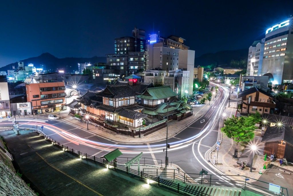 松山道後溫泉本館夜間外觀與周邊道路車軌