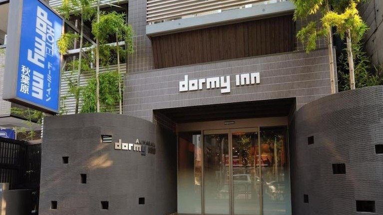 Dormy Inn 秋葉原 飯店入口與 Dormy Inn 直立招牌