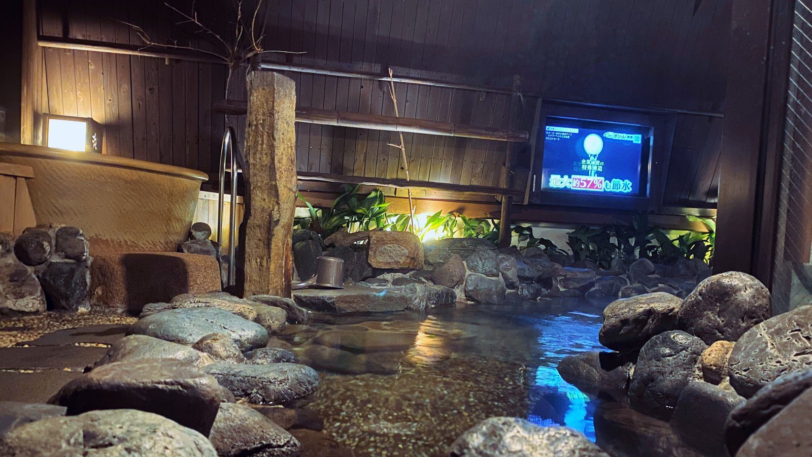 Dormy Inn 秋葉原 男湯露天風呂與牆上的電視