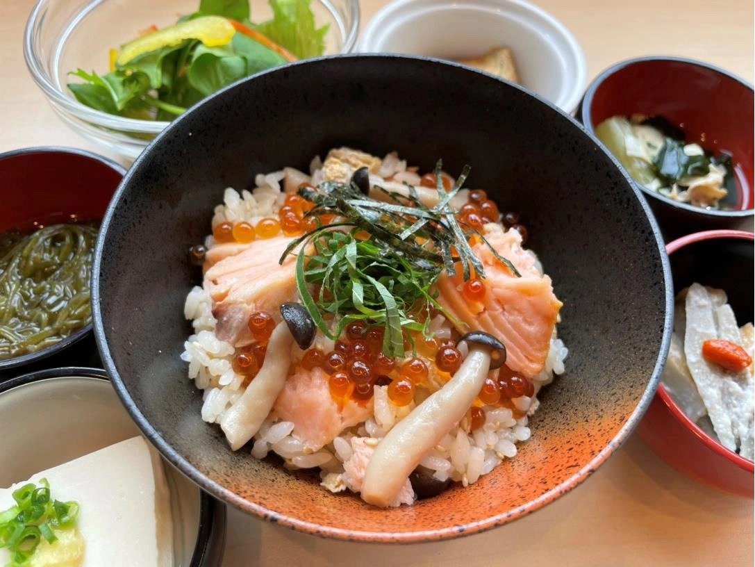 Dormy Inn 秋葉原 早餐的秋季鮭魚鮭魚卵拌飯
