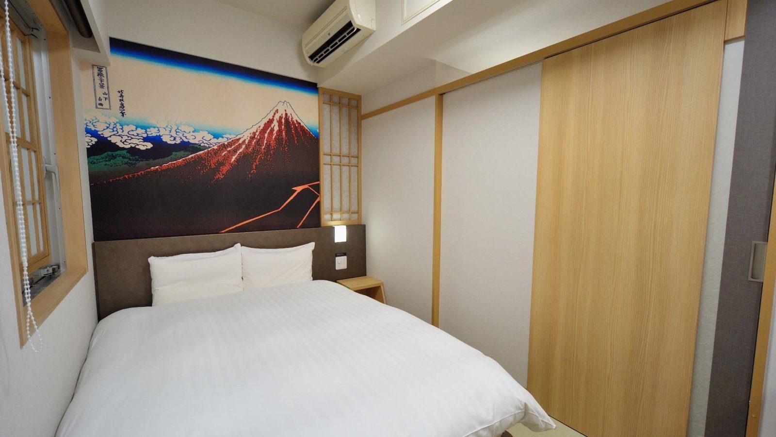 Dormy Inn 秋葉原 和風雙人房的床鋪與富士山壁畫