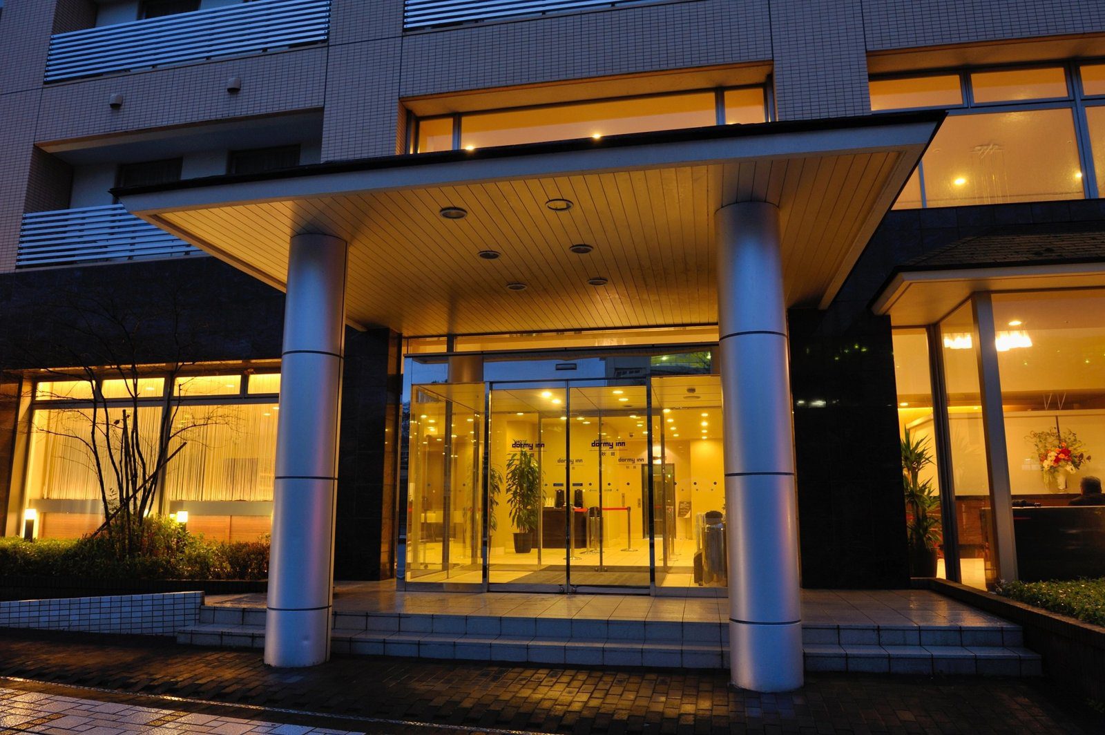 Dormy Inn 秋田 夜間的飯店正門雨遮