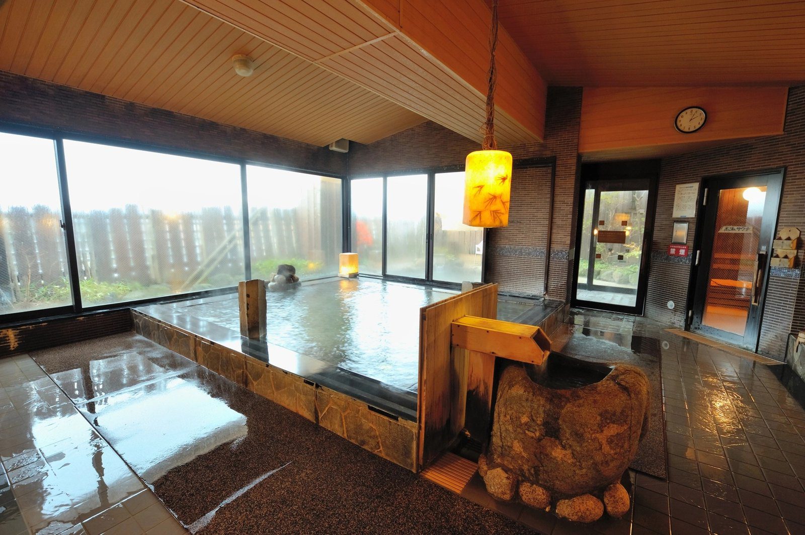 Dormy Inn 秋田 11 樓面向窗外的自家源泉內湯