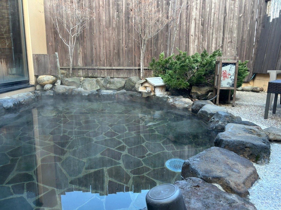 Dormy Inn 秋田 女湯的石砌露天風呂